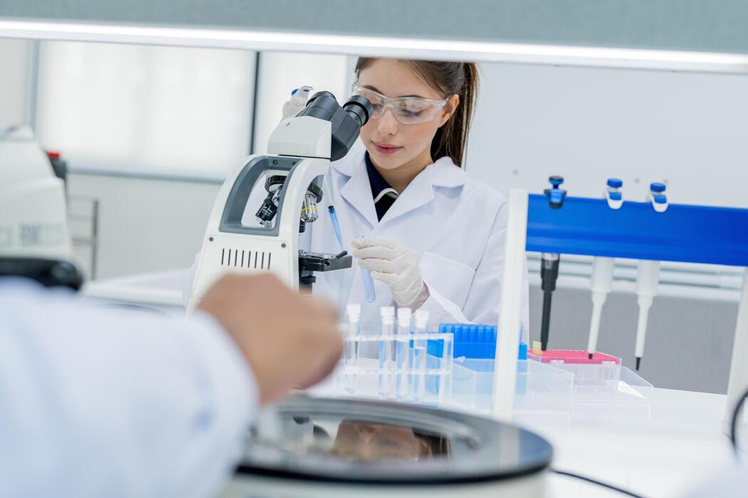 scientist-works-in-a-laboratory-using-a-microscope-to-conduct-research-and-analyze-samples-during-the-day-photo